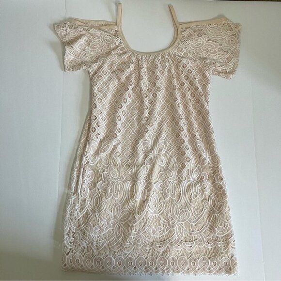 Battenberg lace overlay cold shoulder - Picture 11 of 11